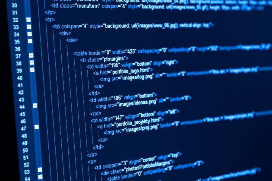 Ein Bildschirm zeigt Zeilen eines Programmiercodes an.