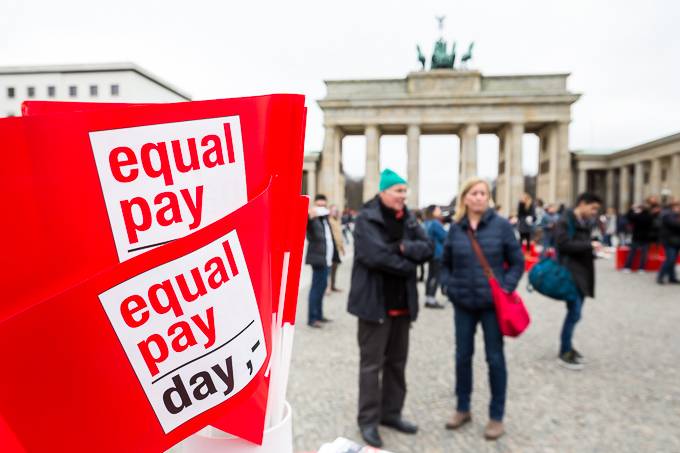 Rote Tasche zum Equal Pay Day vor dem Brandenburger Tor. Foto: flickr.de | BPW Germany