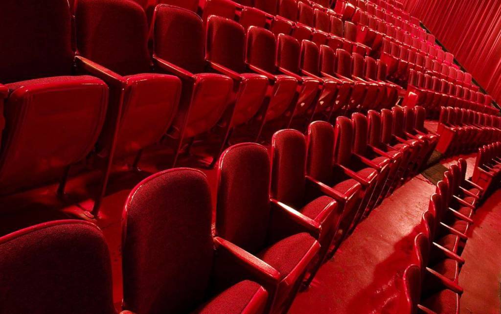 Kultur genießen: rote Theatersitze