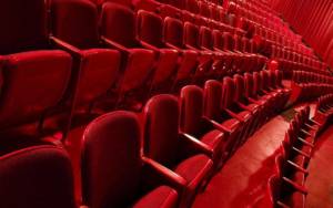 Kultur genießen: rote Theatersitze