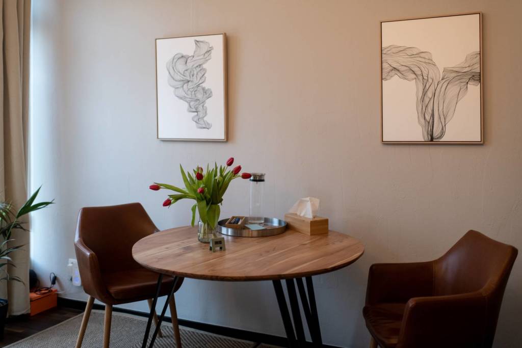 Coaching-Raum mit Kunstwerken im Büro von Sequoya