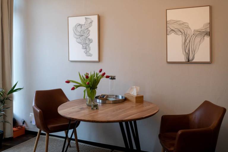 Coaching-Raum mit Kunstwerken im Büro von Sequoya